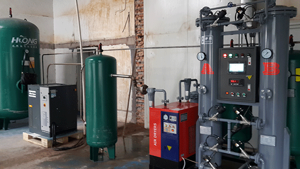 某(mou)制藥廠(chang)使用60立(li)方，純度(du)99.9%制氮機(ji)使用現(xian)場